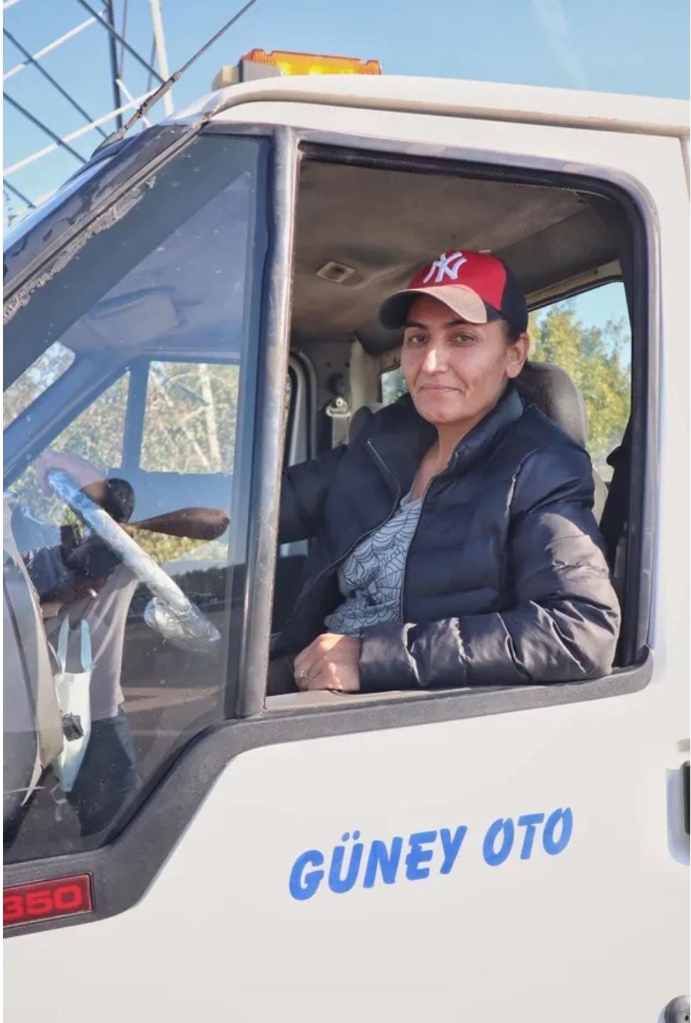 Güney Çekici’nin kadın işletme sahibi çekici aracının direksiyonunda